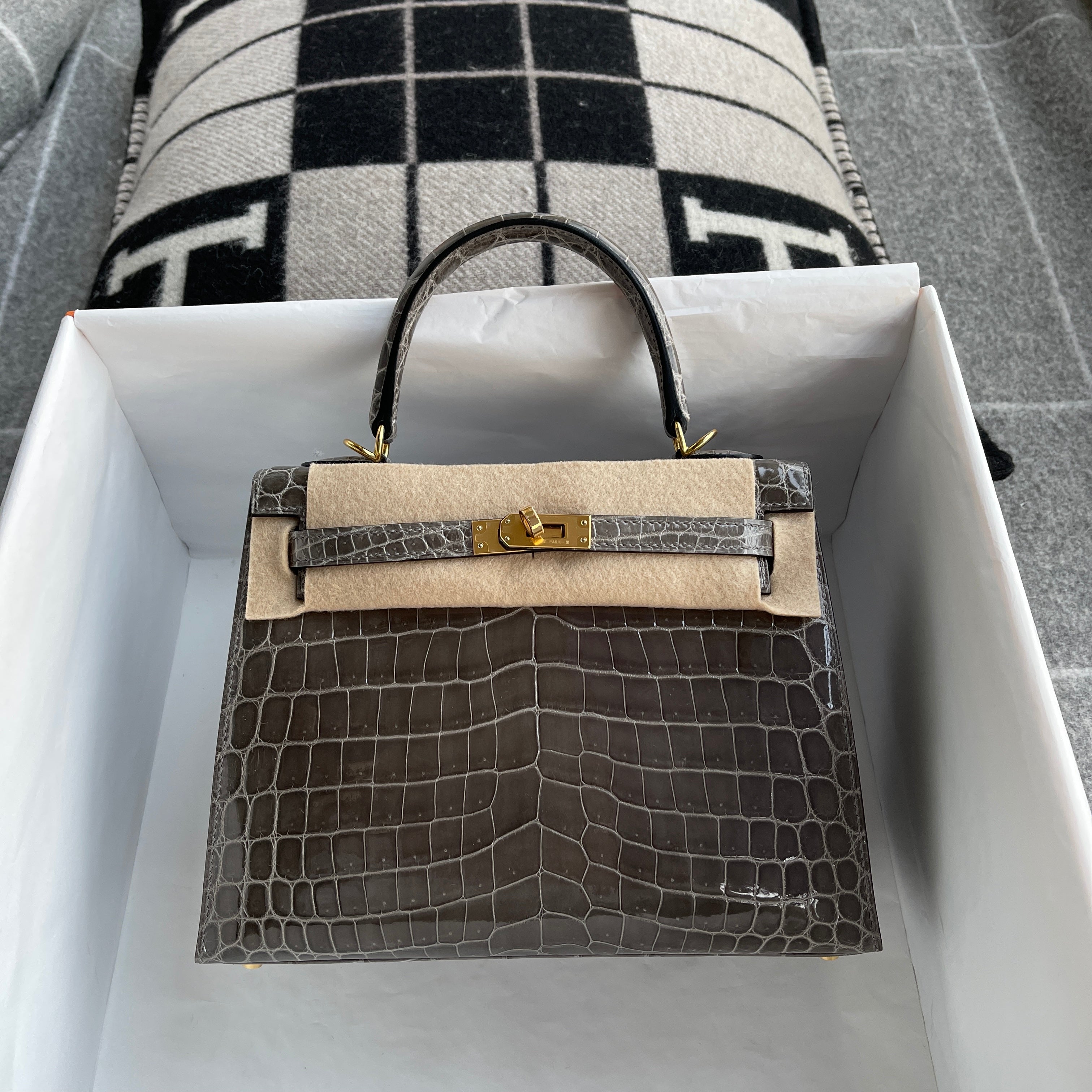 KELLY 25 SHINY (LISSE) NILOTICUS CROCODILE LEATHER GRIS TOURTERELLE WITH GOLD HARDWARE (GHW)