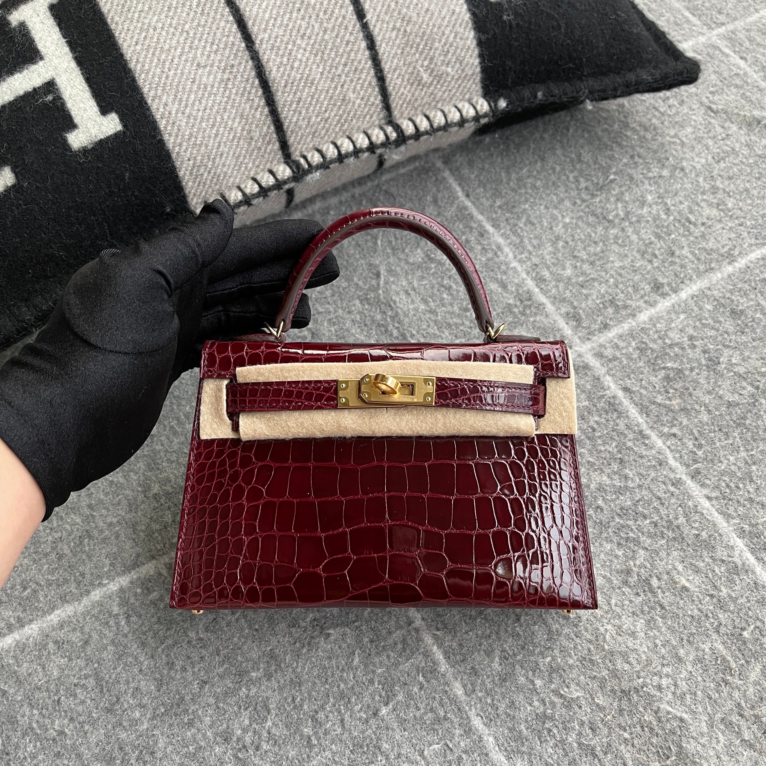 MINI KELLY II (20) SHINY (LISSE) MISSISSIPPIENSIS ALLIGATOR LEATHER BORDEAUX WITH GOLD HARDWARE (GHW)