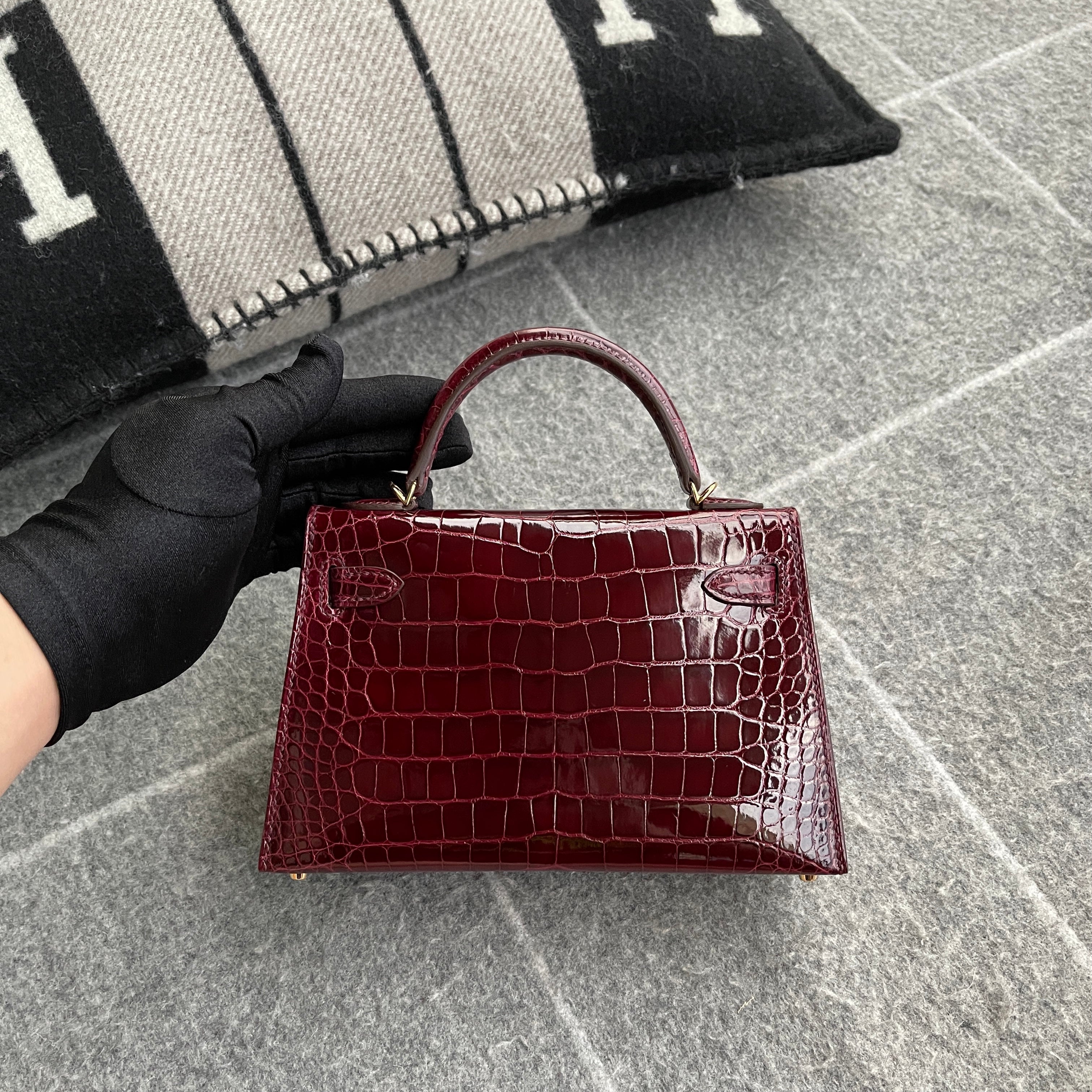 MINI KELLY II (20) SHINY (LISSE) MISSISSIPPIENSIS ALLIGATOR LEATHER BORDEAUX WITH GOLD HARDWARE (GHW)