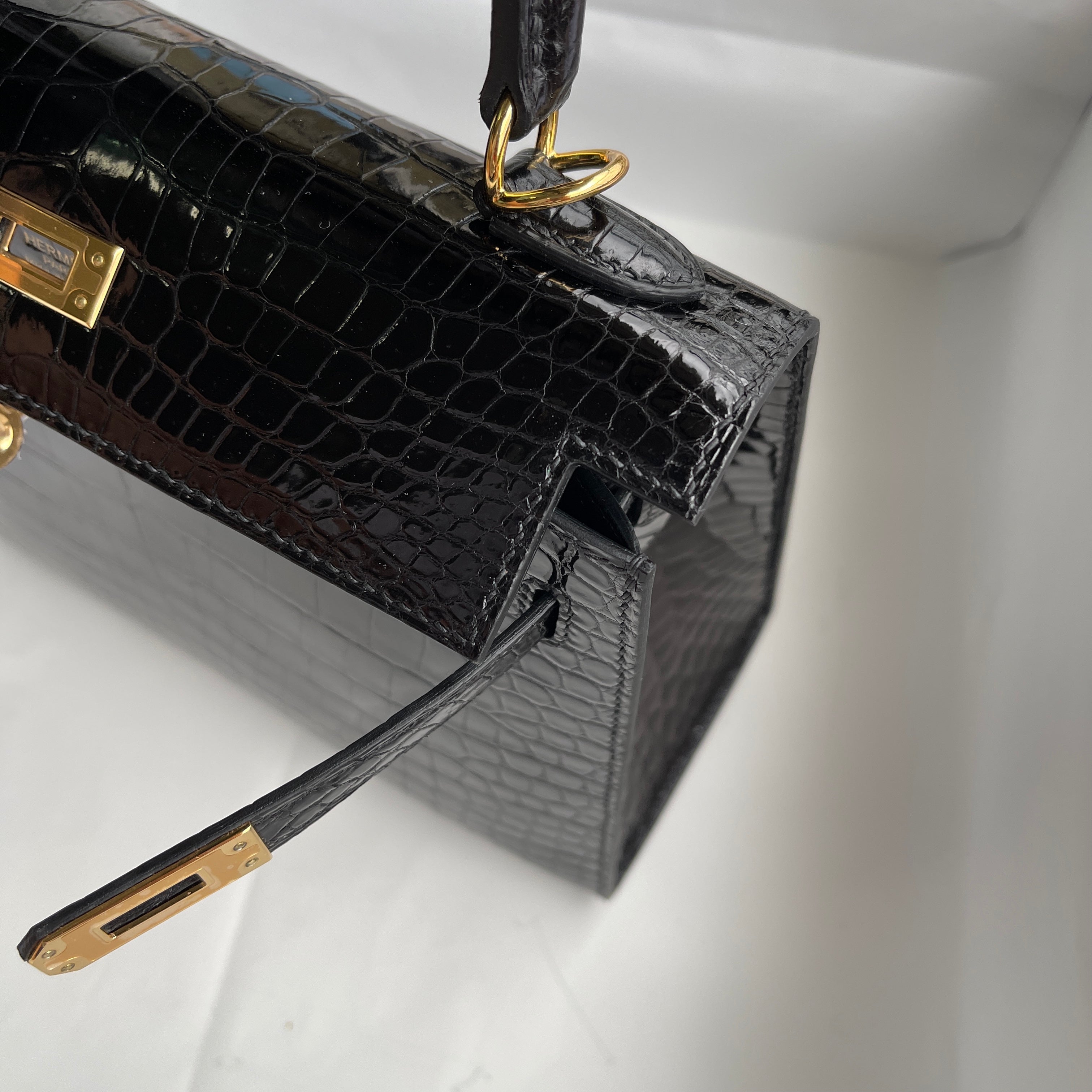 KELLY 25 SHINY (LISSE) PROSUS CROCODILE LEATHER NOIR WITH GOLD HARDWARE (GHW)