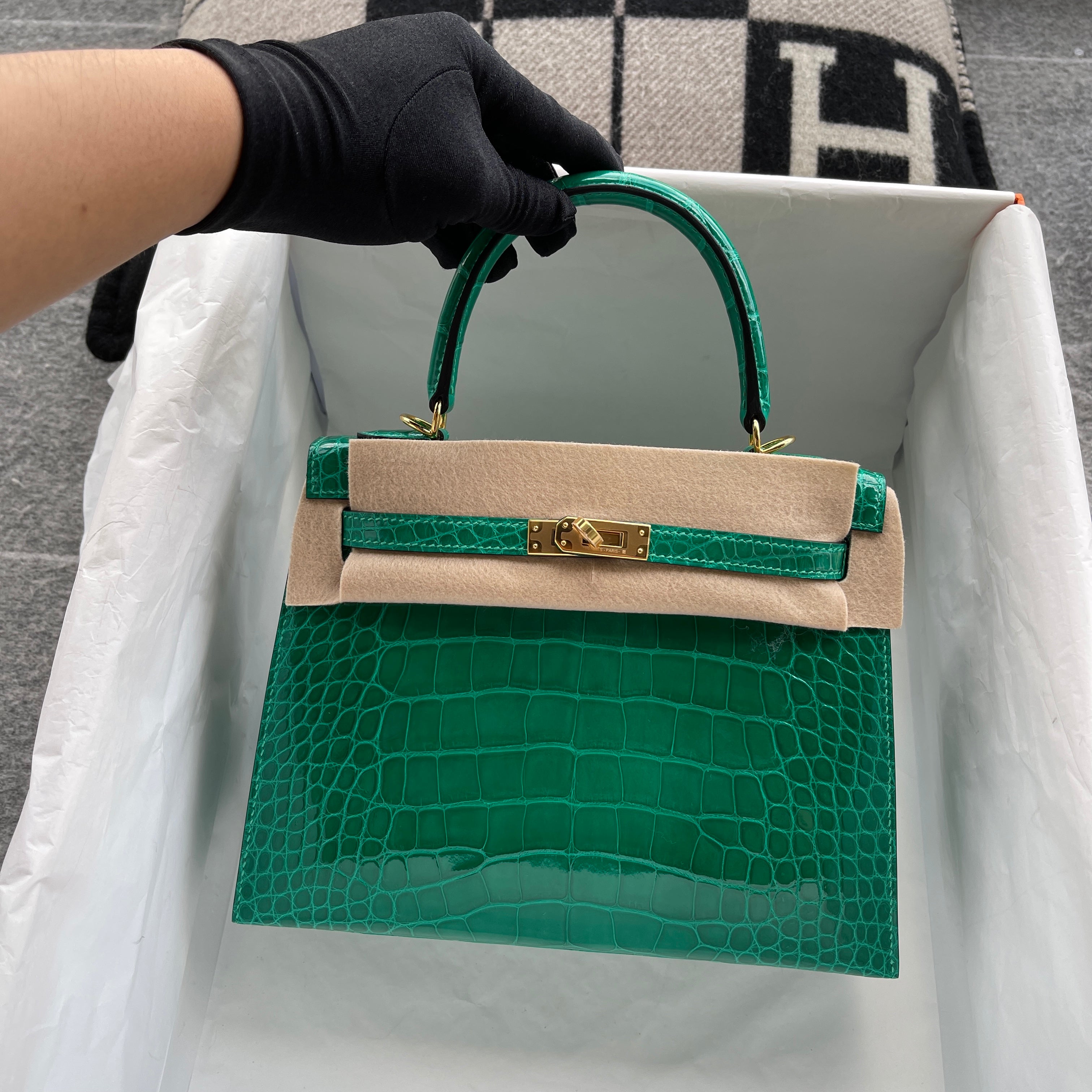 KELLY 25 SHINY (LISSE) MISSISSIPPIENSIS ALLIGATOR LEATHER VERT EMERAUDE (EMERALD) WITH GOLD HARDWARE (GHW)