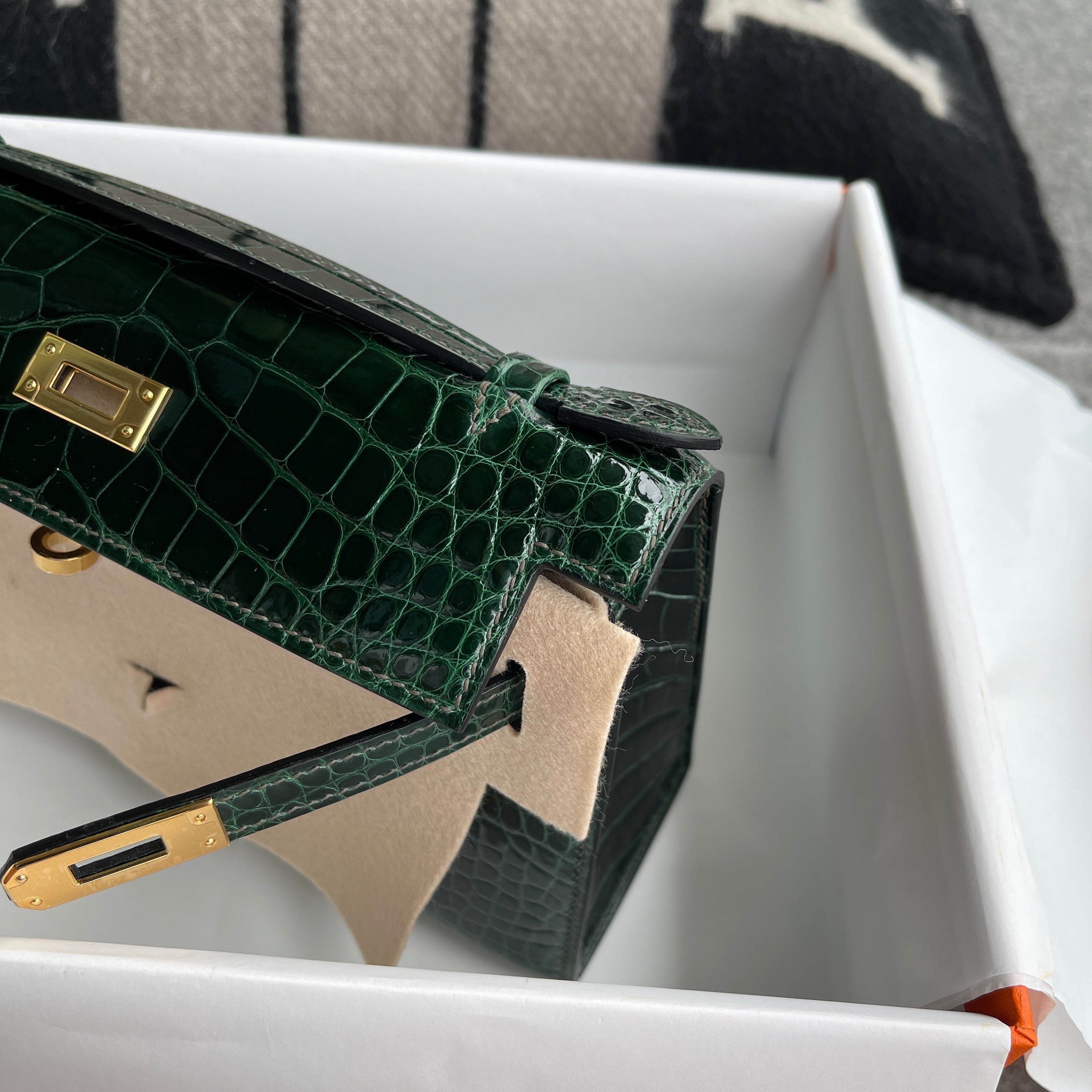 KELLY POCHETTE SHINY (LISSE) MISSISSIPPIENSIS ALLIGATOR LEATHER VERT EMERAUDE (EMERALD) WITH GOLD HARDWARE (GHW)