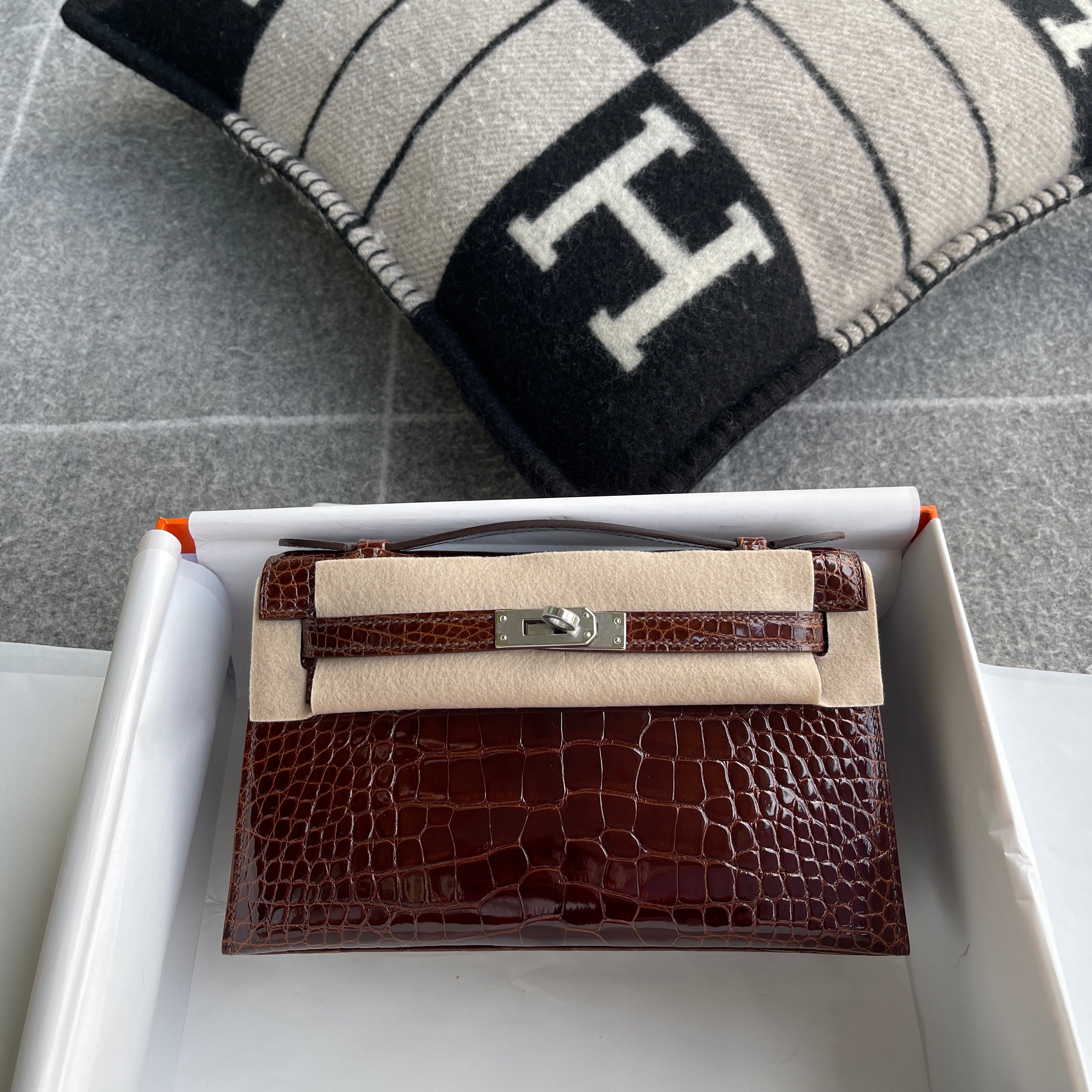 KELLY POCHETTE SHINY (LISSE) MISSISSIPPIENSIS ALLIGATOR LEATHER BORDEAUX WITH PALLADIUM HARDWARE (PHW)