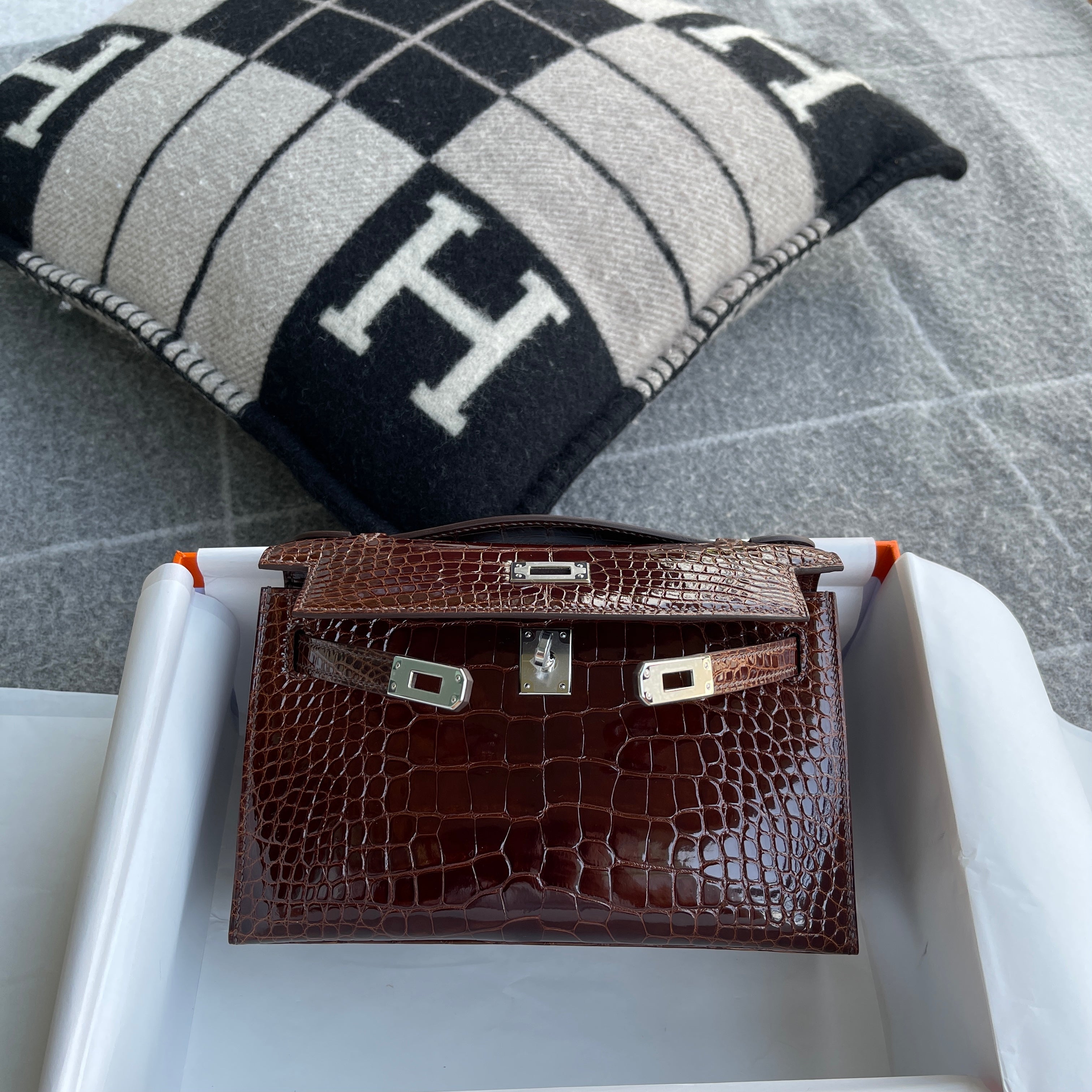 KELLY POCHETTE SHINY (LISSE) MISSISSIPPIENSIS ALLIGATOR LEATHER BORDEAUX WITH PALLADIUM HARDWARE (PHW)