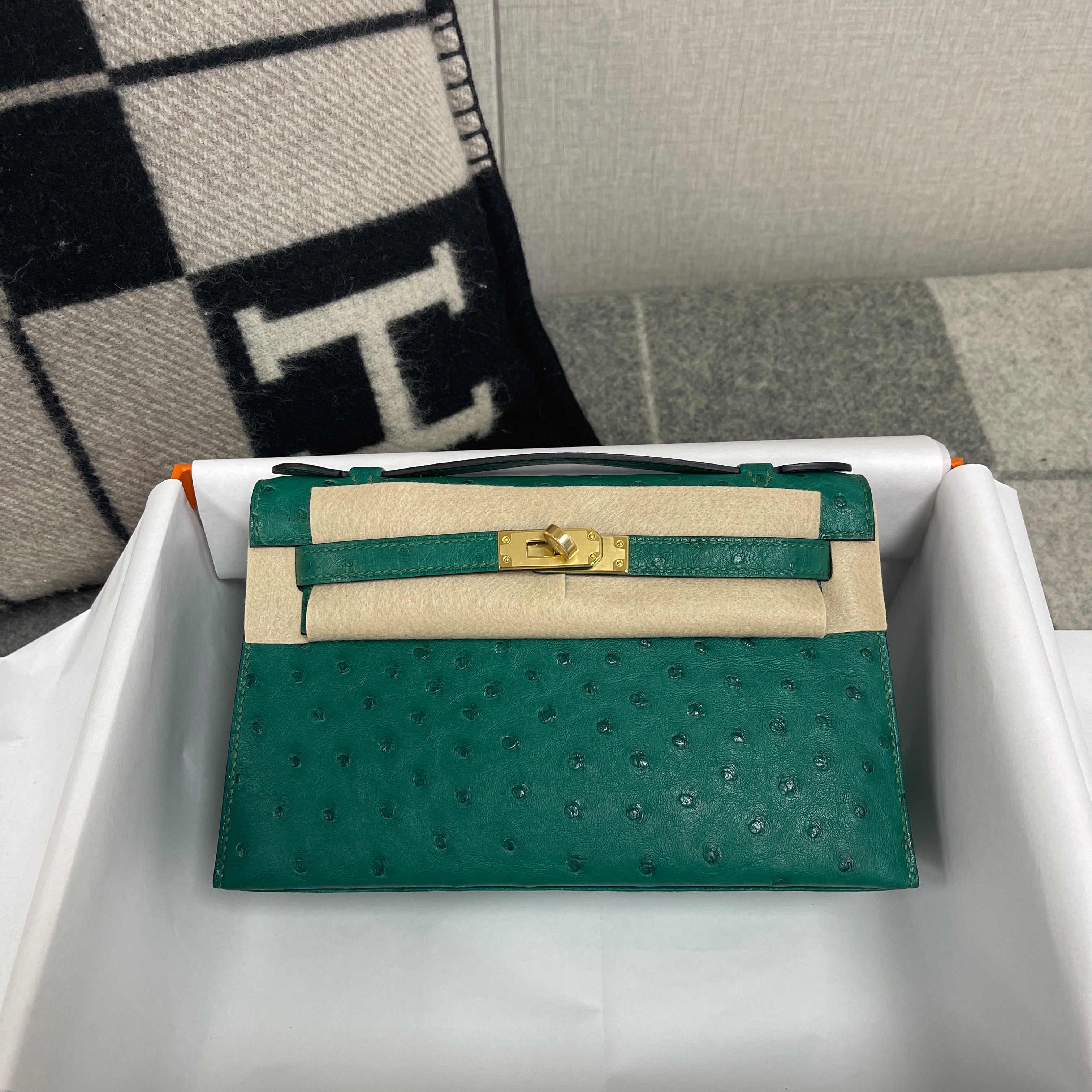 KELLY POCHETTE OSTRICH LEATHER VERT VERTIGO WITH GOLD HARDWARE (GHW)