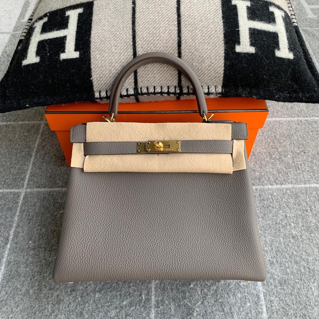 KELLY 28 TOGO LEATHER GRIS ETAIN WITH GOLD HARDWARE (GHW)